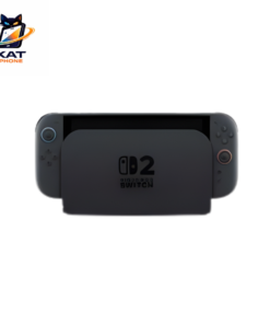 1. Cấu hình không phải là tất cả Dù các tin đồn cho thấy Switch 2 sẽ có sự nâng cấp đáng kể về RAM và chip đồ họa (có thể hỗ trợ DLSS của NVIDIA), nhưng nếu đặt cạnh PlayStation 5 hay Xbox Series X, đây vẫn là một khoảng cách lớn. Tuy nhiên, Nintendo hiểu rằng: Sức mạnh phần cứng chỉ là công cụ, còn trải nghiệm mới là đích đến. Thay vì tập trung vào những khung hình bóng bẩy nhưng khô khan, Switch 2 tập trung vào việc tối ưu hóa hiệu năng để các tựa game "cây nhà lá vườn" đạt được sự mượt mà tuyệt đối ở độ phân giải 1080p hoặc 4K khi cắm dock. 2. Sự linh hoạt — "Vũ khí" sắc bén nhất Điểm khiến dòng Switch trở nên bất bại chính là khả năng biến hình. Bạn có thể: Chơi game AAA ngay trên máy bay, tàu điện. Kết nối với TV để tận hưởng màn hình lớn cùng gia đình. Tháo rời Joy-con để vận động với các tựa game thể thao. Sự linh hoạt và sáng tạo này biến Switch 2 thành một thiết bị giải trí "mọi lúc, mọi nơi", điều mà những cỗ máy cồng kềnh như PS5 hay Xbox không bao giờ làm được. 3. Hệ sinh thái độc quyền: Thỏi nam châm hút khách Người ta mua Nintendo không phải để chơi những game đa nền tảng có đồ họa đẹp nhất, mà họ mua để chơi Mario, Zelda, Pokémon hay Animal Crossing. Đây là những thương hiệu mang tính biểu tượng, sở hữu lối chơi cực kỳ thân thiện và lôi cuốn. Với Switch 2, khả năng cao chúng ta sẽ được thấy những hậu bản đột phá hơn, tận dụng phần cứng mới để tạo ra những thế giới mở rộng lớn và tương tác sâu hơn nữa. Kết luận Tóm lại, Nintendo Switch 2 là sự lựa chọn lý tưởng cho: Người dùng phổ thông: Những người cần sự đơn giản, dễ chơi, dễ làm quen. Gia đình: Kết nối các thành viên qua những tựa game mang tính cộng đồng cao. Fan trung thành: Những ai trót yêu thế giới đầy màu sắc và sự sáng tạo vô hạn của Nintendo.